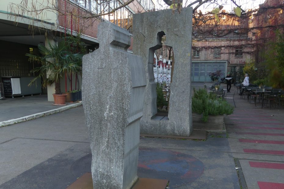 Ein Steinblock aus dem die Silhouette eines Menschen herausgeschnitten in einigen Metern Abstand vor dem Stteinblock aufgestelllt ist