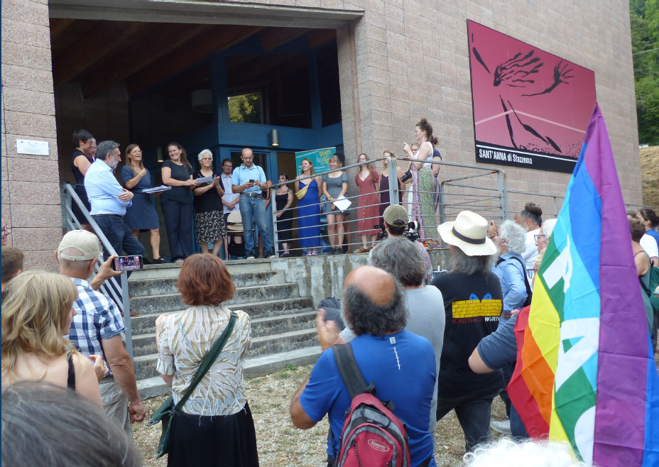 Gruppenbild von der Eröffnung der Ausstellung ÜberLeben erzählen der Uni Konstanz in Sant'Anna di Stazzema, Parco della Pace