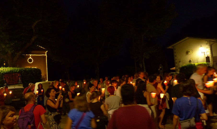 -menschenmenge mit Kerzen-Lichtern
auf dem Kirchplatz in Sant Anna di Stazzema bei dder Gedenkfeier am Vorabend des 12.August. (80.Jahrestag des Massakers von Sant'Anna di Stazzema