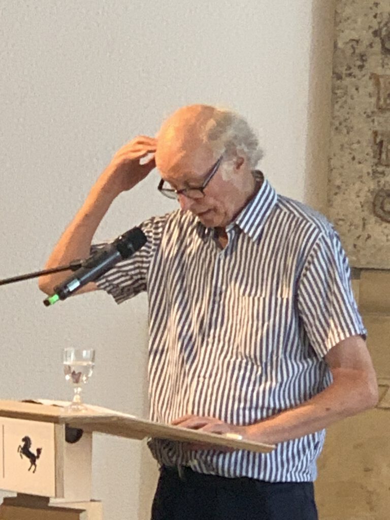 Nahaufnahme von Harald Stingelke bei seiner Ansprache zur Eröffnung der Installation"Die doppelte Lücke im Rathaus am 14.07.2025