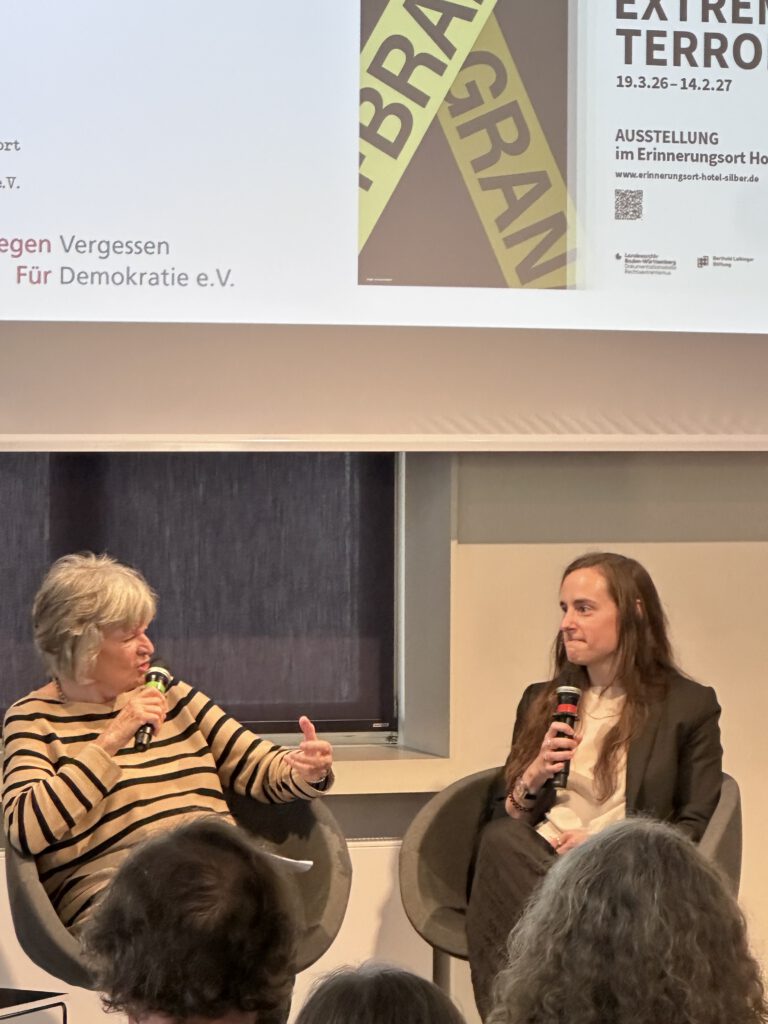 Birgit Kipfer und janina selzer beim gespräcj